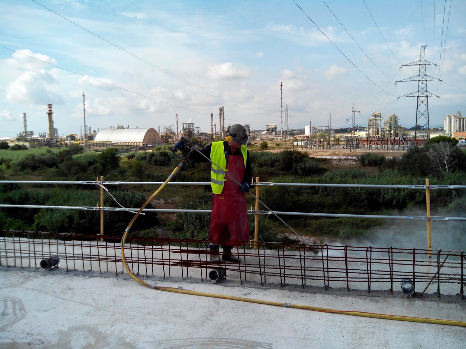 Treballs d'hidrodemolició en un pont