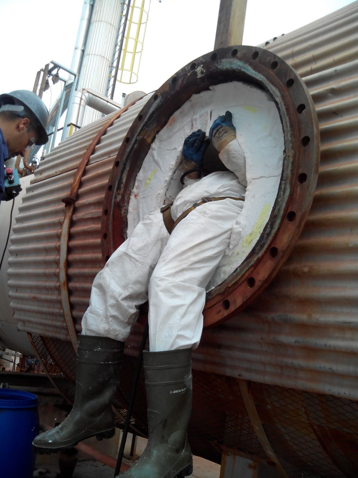 Treball a l'interior d'un equip industrial